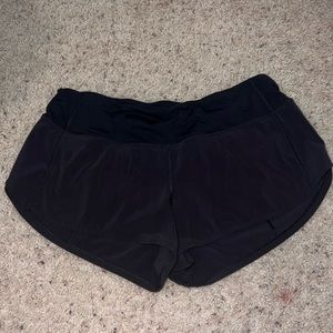 Lululemon Speed Up 2.5” Size 6 Black Shorts.